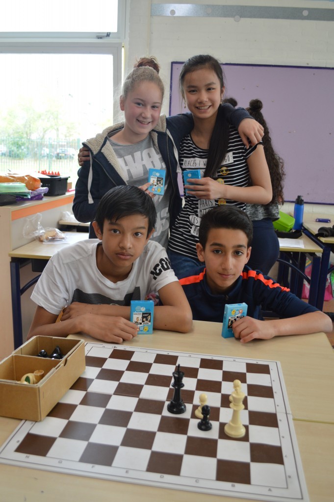 De schaakspelletjeswedstrijd in de groep 7/8 heeft twee winnende ploegen gekregen. Caïssa-Eenhoorn geeft de vier leerlingen als eerste prijs een schaakkwartetspel.