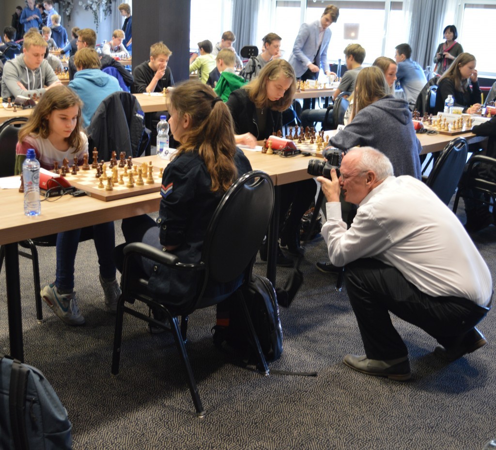 De Nederlandse B-kampioene wordt 'geklikt' door schaakfotograaf Harry Gielen.