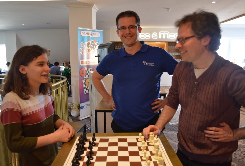 Napraten in select gezelschap: Robin met grootmeester Dimitri Reinderman (rechts) en internationaal meester Jop Delemarre.