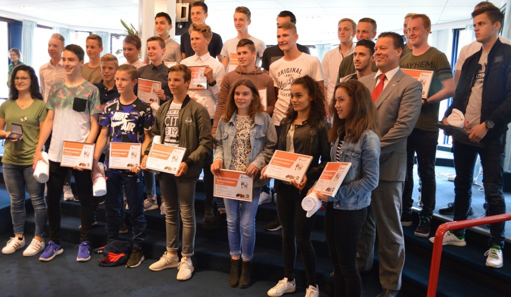 Groepsfoto met alle gehuldigden. Vooraan de individuele sporters met Robin, achter hen de twee teams van zaalvoetbalvereniging 't Hoornsche Veerhuys.