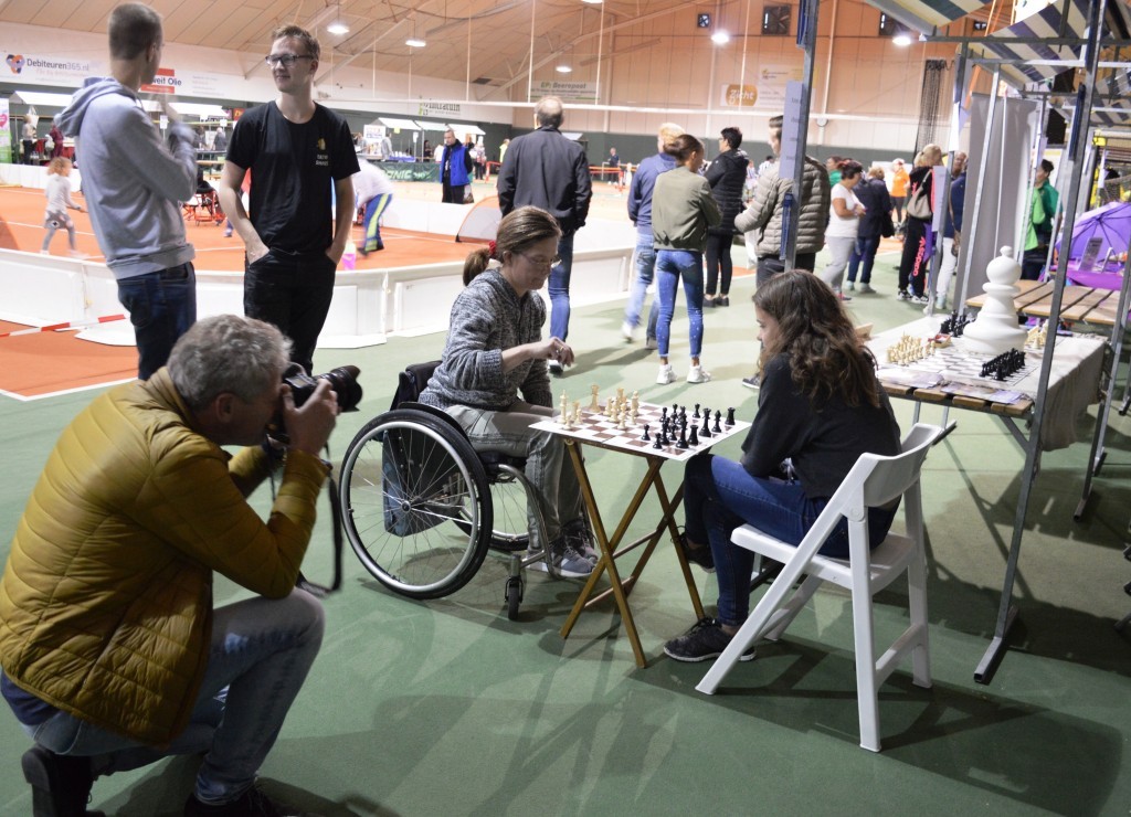 Namens de krant maakt Marcel Rob een foto van de twee schaaksters.