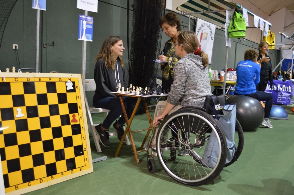 Ronneke van der Genugten, journaliste van het Dagblad voor West-Friesland, interviewt eerder op de Doedag Robin Duson en rolstoelschaakster Jessica Sijs.