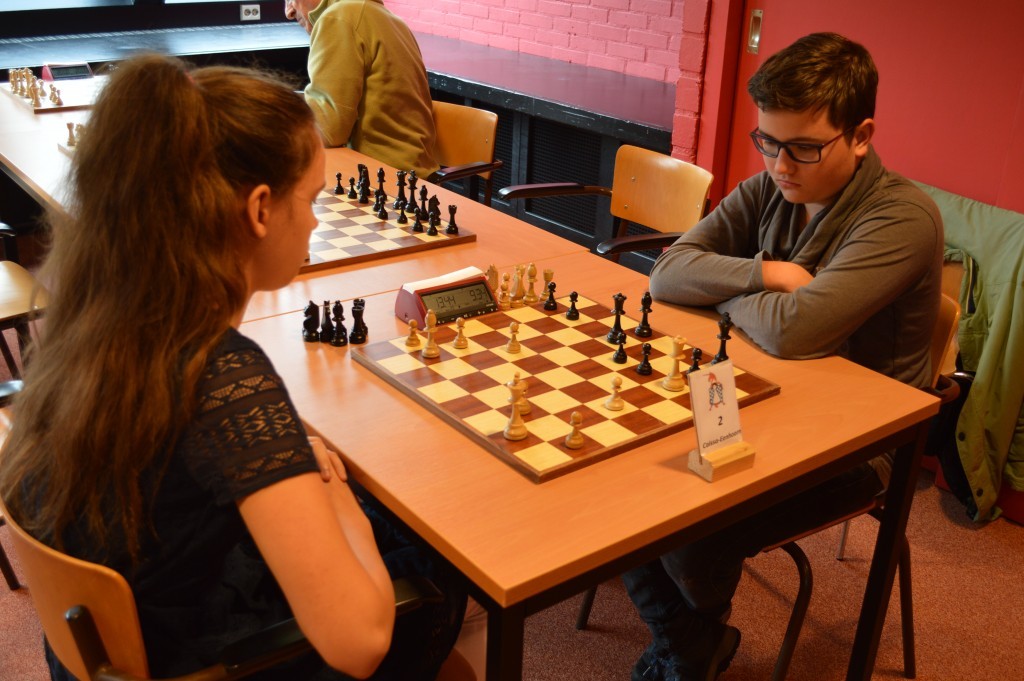 Bij nader inzien valt het allemaal wel mee. Gelijk materiaal, een gelijke stelling. Tycho (die overigens wel lijkt op een jonge Vladimir Kramnik) speelt remise en zal op de tweede plaats in groep 2 eindigen.