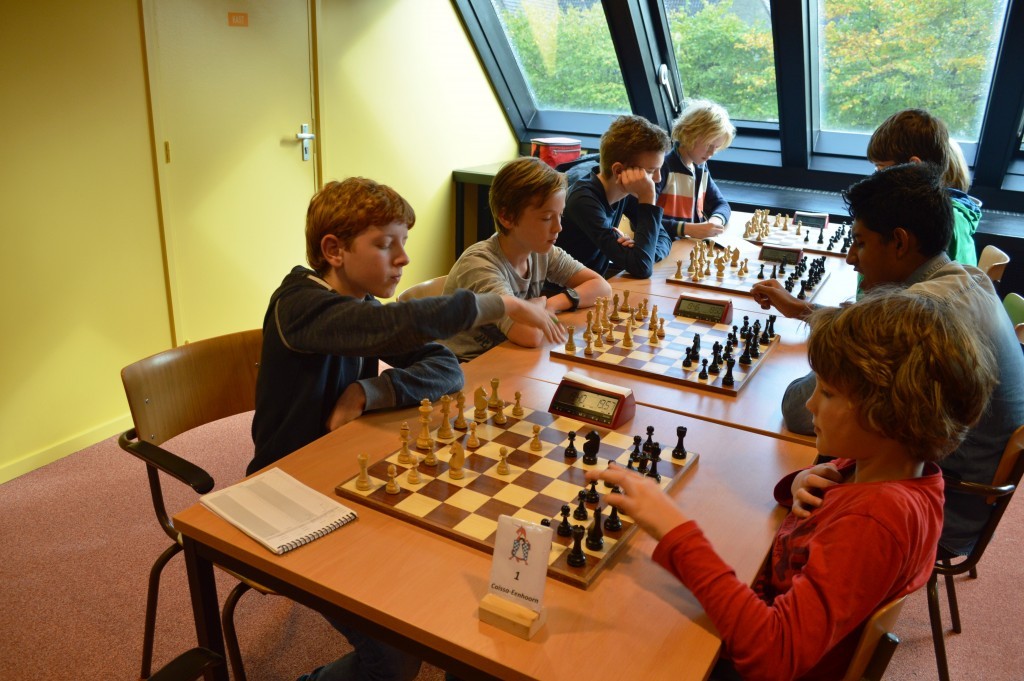In groep 1 is de topper in de vijfde ronde de partij Ivo Andringa-Quint de Jong (voorgrond).