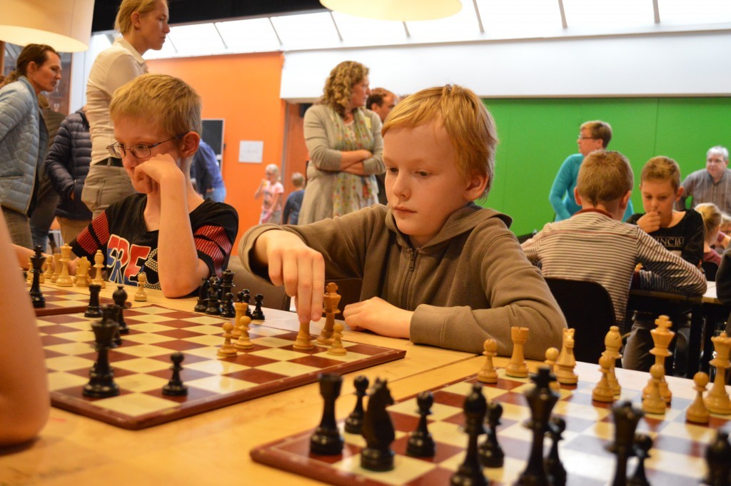 Aron Verweij zet met de toren Teun Bremen schaak. Daarna volgt de matzet Td2-d8.
