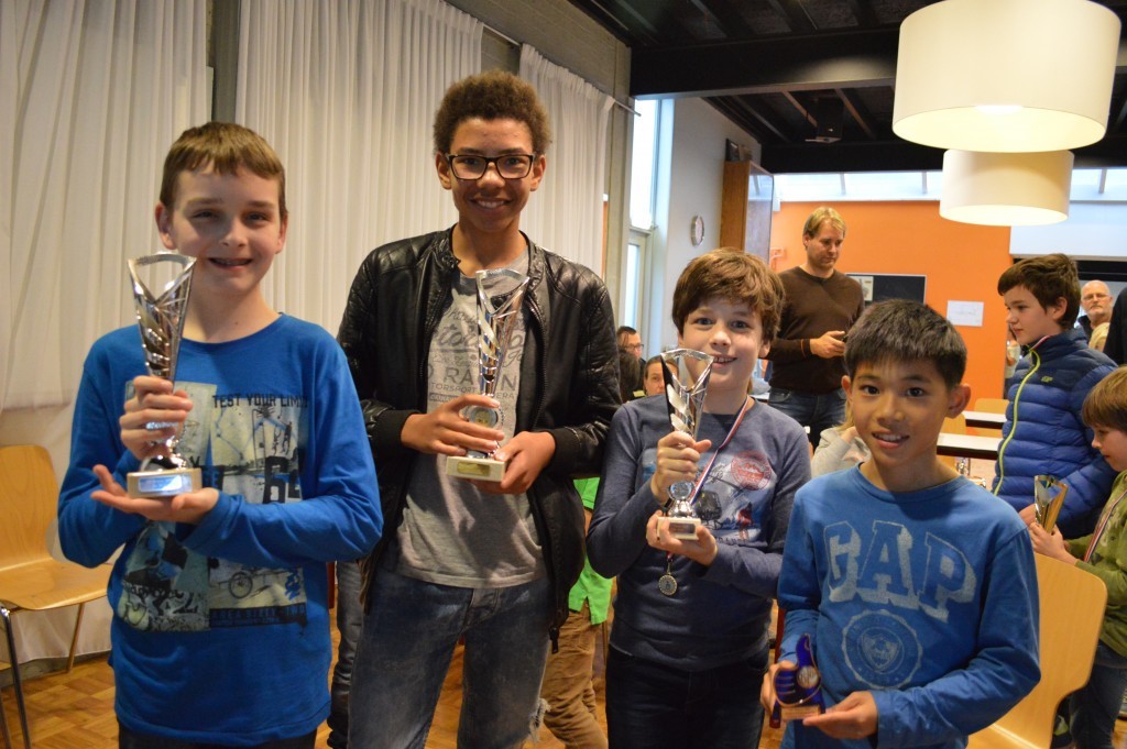 Groep 3. Vlnr: Colin Laan (tweede), Roelof Meesters (eerste), Jesper de Groot (derde) en Cung Dan Nguyen (winnaar aanmoedigingsprijs).