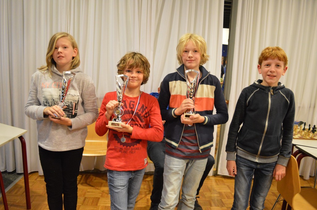 De sportieve top vier van groep 1. Vlnr: Stella Dekker (tweede), Quint de Jong (eerse), Jurriaan Boeren (derde) en Ivo Andringa.