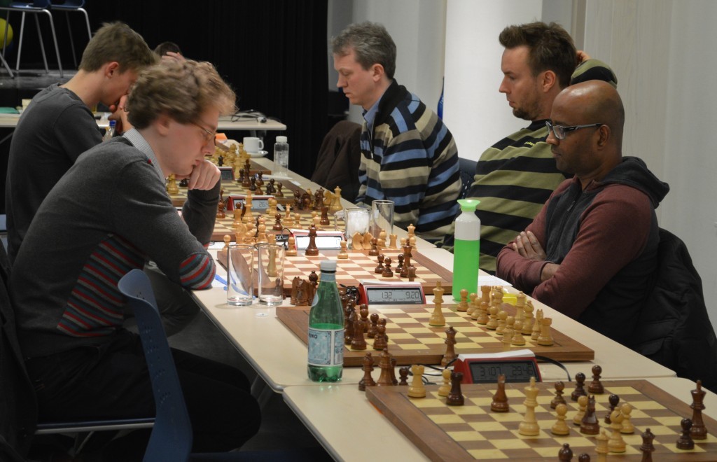 De borden 5, 4 en 3. Jerrel Thakoerdien (rechts) zal Max Kerkvliet verslaan en wordt matchwinner.