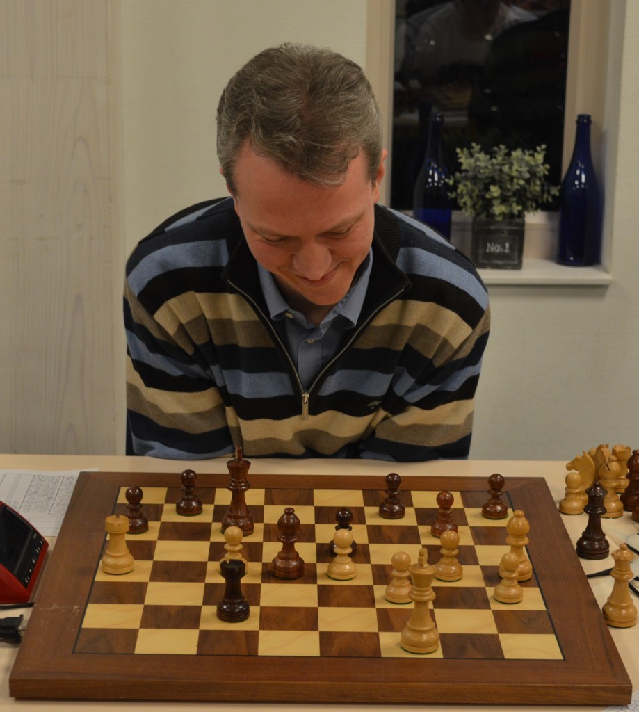 Henk-Jan Visser weet dat hij gewonnen staat en slaat een remise-aanbod af. Wit heeft zojuist 46. g4 gespeeld.